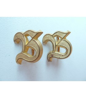 Par de letras doradas para charreteras de oficial.