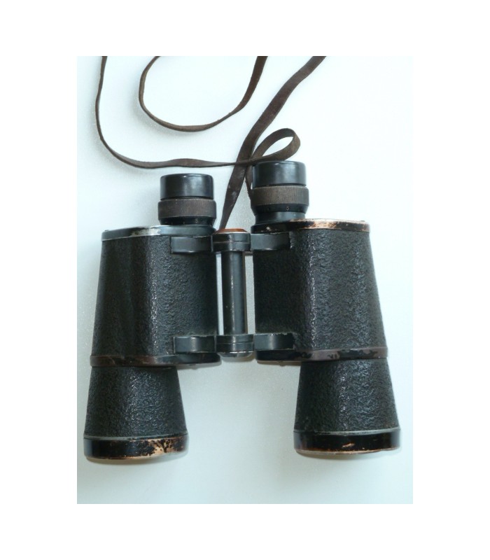 Assez bonne optique. Fabrication début de guerre (certaines pièces en alu). Avec bretelle. BE-TBE.