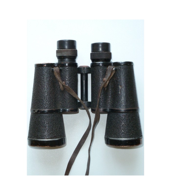 Assez bonne optique. Fabrication début de guerre (certaines pièces en alu). Avec bretelle. BE-TBE.